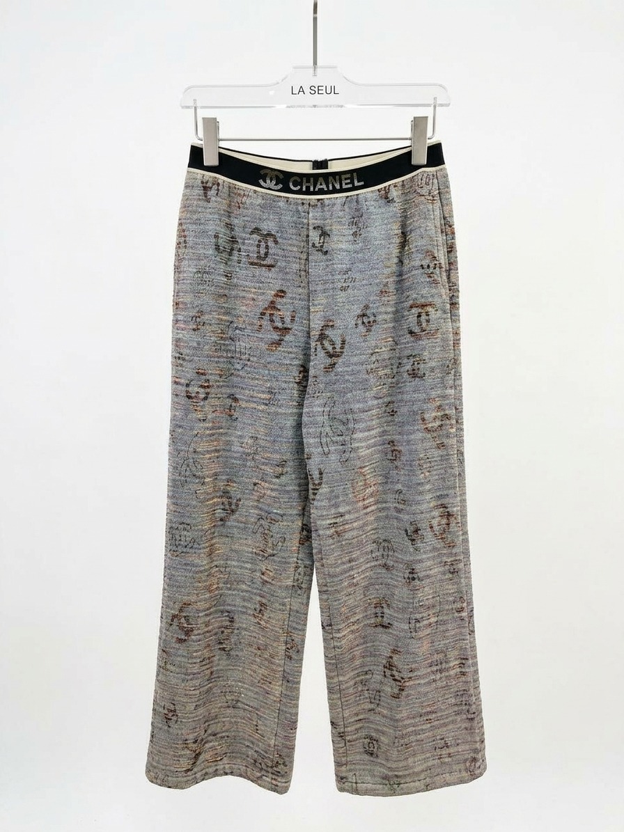 Full-coverage Chanel denim suit - Image 2