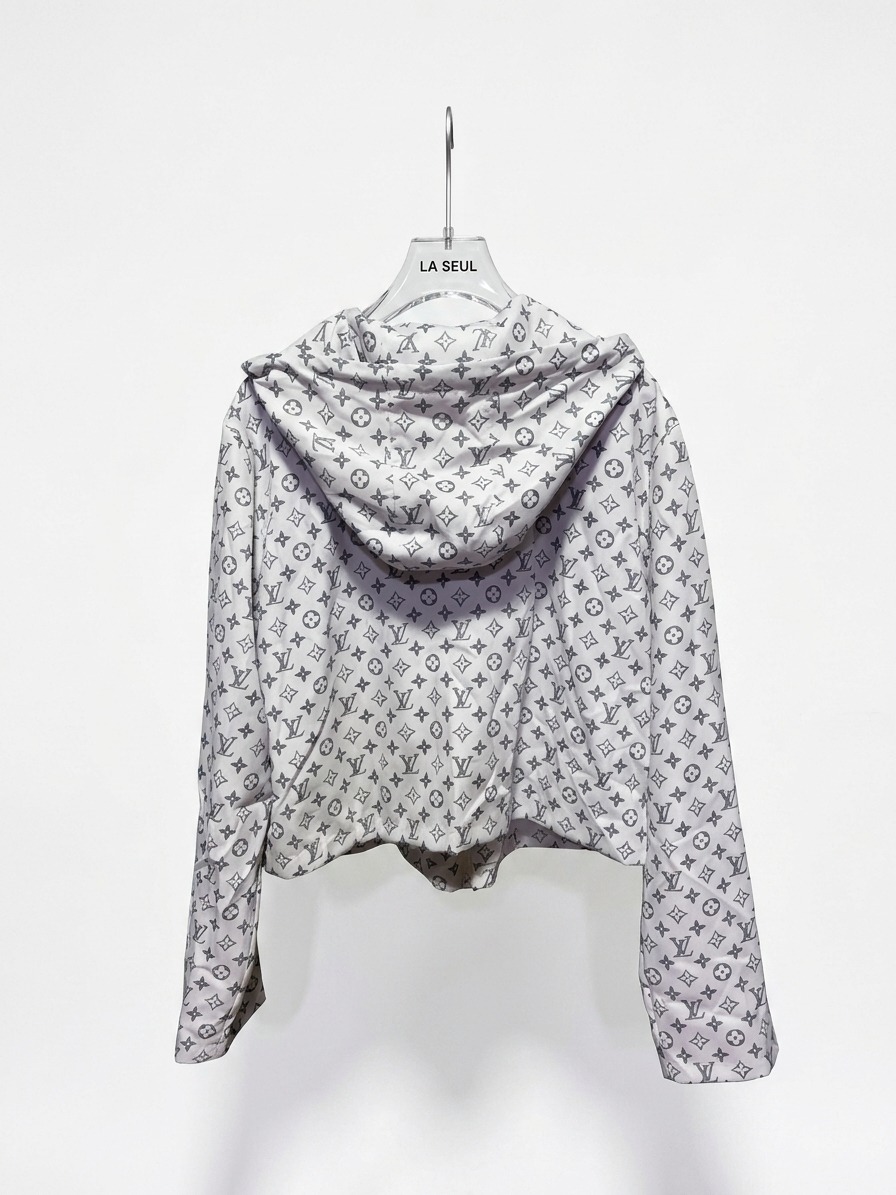 Full-coverage Louis Vuitton waterproof suit - Image 3